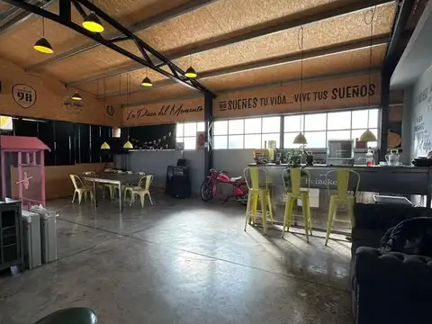 Galpon con oficinas y terraza.