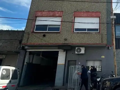 Galpon con oficinas y terraza.