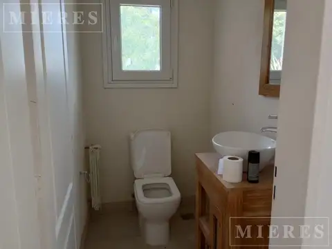 Casa 4 ambientes con 2 baños