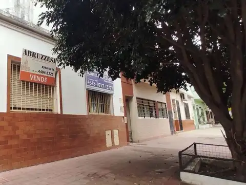 Inmueble ofrecido  A VALOR LOTE Casa construida al frente continua JARDIN-PATIO y Ctrafrente GALPON