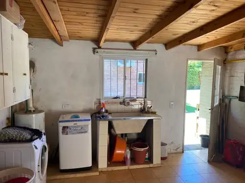 Casa 6 ambientes con 2 baños