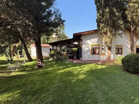 Casa Chalet  en Venta en Parque Jularó, Exaltación de la Cruz, G.B.A. Zona Norte