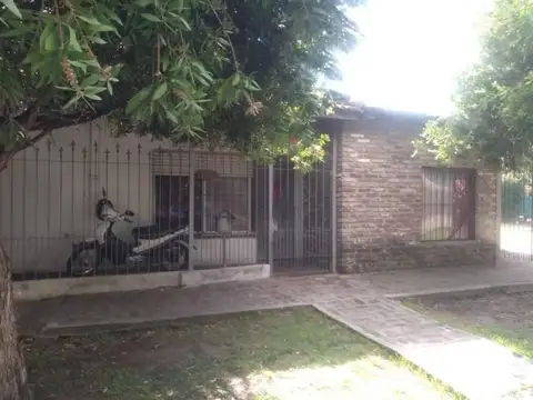 Casa  en Venta ubicado en Castelar, Morón, G.B.A. Zona Oeste - AMA0113_LP545182_8