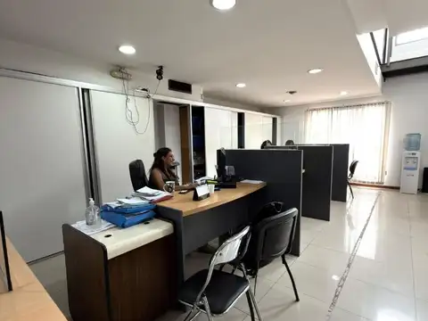 Oficina en Venta con 5 cocheras