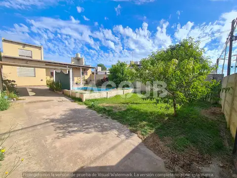 Casa de 5 años en venta - 2 Dormitorios, 2 Baños - jardin con pileta, Cochera y quincho - 262 M2