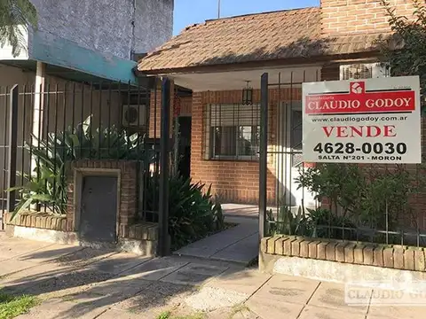 Casa 3 ambientes c/pileta y garage - Villa Tesei