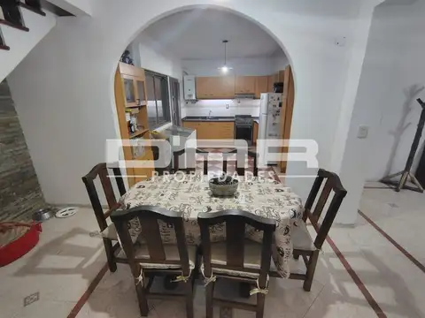 HERMOSA CASA DE 5 AMBIENTES CON PLAYROOM, QUINCHO Y PILETA - ERCILLA 6500