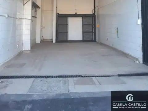 Galpón en alquiler de 300m2 ubicado en La Tablada