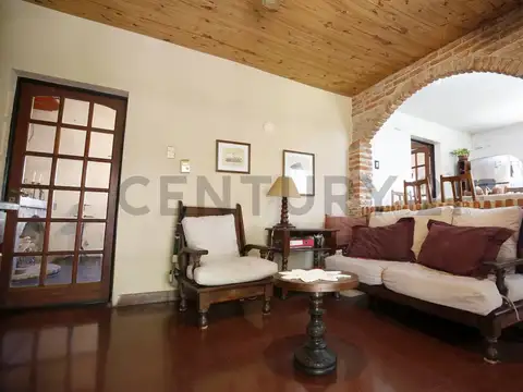 Casa en venta en Gonnet con 4 dormitorios con galería y parrilla