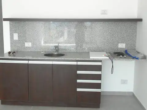 Rivadavia 1500: 1 amb. Cfrente. Cocina americana y baño completo. Laundry.