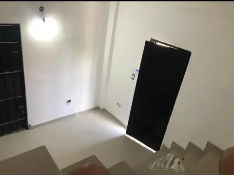 ALQUILER - EXCELENTE GALPON 420 m2 - CON OFICINA y VESTUARIO