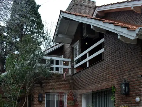 Casa en Venta con 3 cocheras