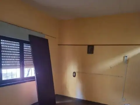 VENTA CASA 3 AMB. CON LOCAL EN PABLO PODESTA