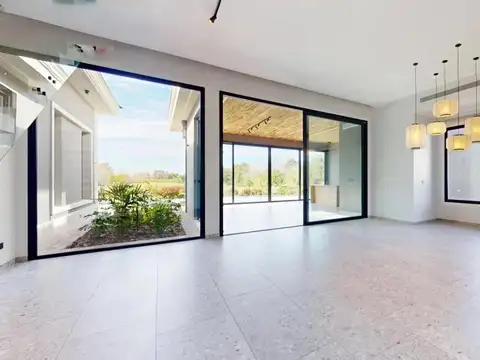 Casa en Venta con 2 cocheras