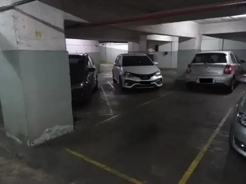 Cochera fija cubierta en el barrio de Recoleta