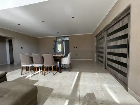 Casa quinta Con diseño y modernidad, en venta en Barrio real de Junín (B) en calle Las Hortensias .