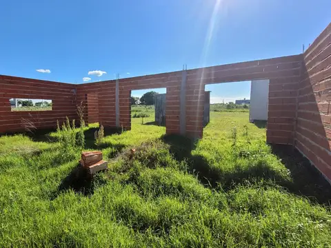 Terreno en Arana, barrio "Pampa Norte" con estructura de casa edificada