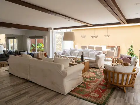 Venta Casa con jardín y pileta Martinez