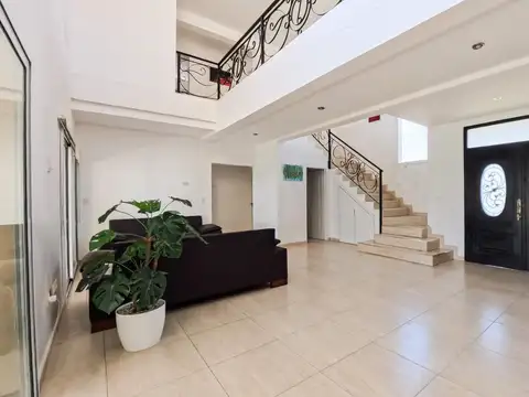 Casa en Venta 8 ambientes San Sebastian a la laguna - APTA CREDITO-