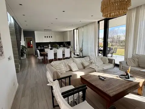 Casa en Venta en El Canton - Norte, USD 479.000