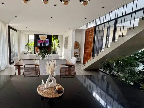 Casa en Venta con 2 cocheras