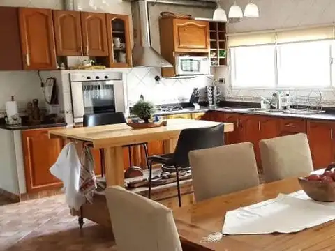 Casa 5 ambientes con 2 baños