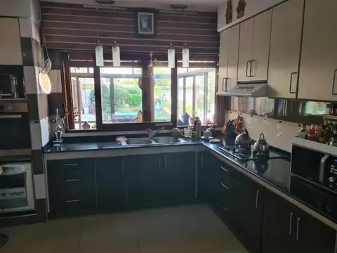 Casa 5 ambientes con 4 baños