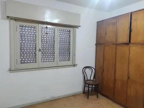 CASA AMERICANA CON 2 DORMITORIOS Y COCHERA