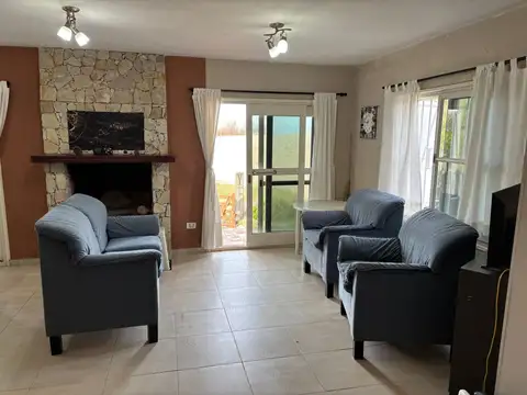 Casa 5 ambientes con 2 baños