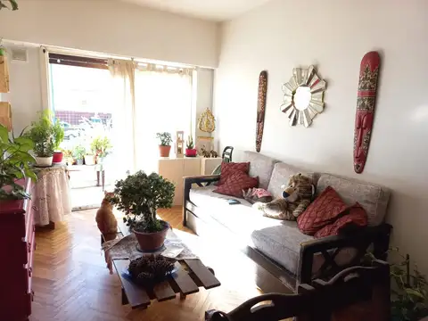 Congreso departamento 3 amb al frente, balcon corrido, patio, muy luminoso, cocina separada