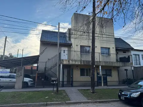 Departamento con patio y cochera en venta en Bella Vista