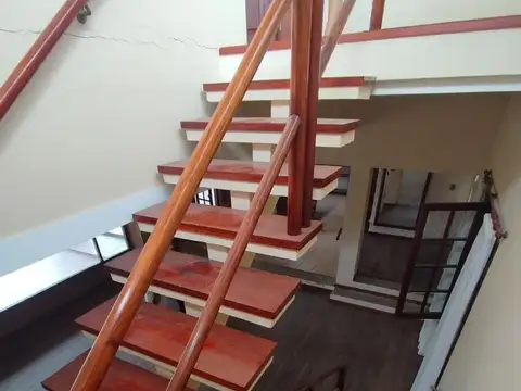 Casa 9 ambientes con 2 baños