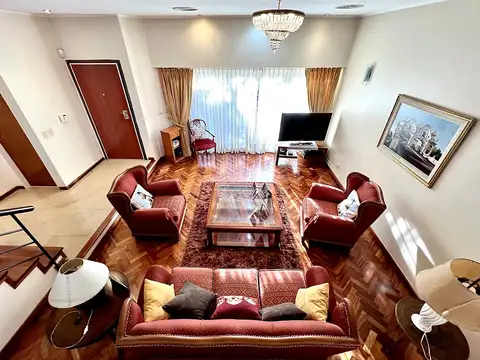 Casa en Alquiler con 2 cocheras