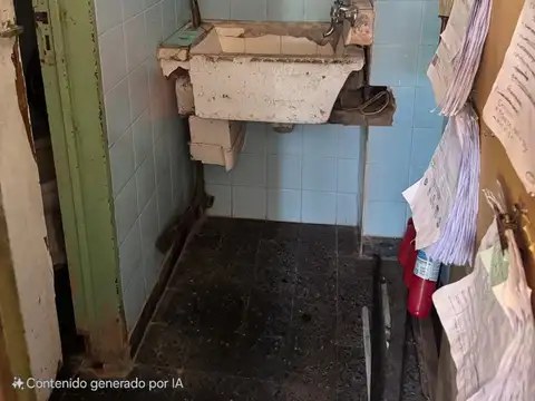 Local Comercial en venta en Coghlan con deposito y doble  frente vidriado , esquina Ibera