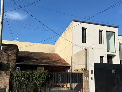 Excelente duplex de 6,50 de ancho, a metros de Dardo Rocha, 1 planta, 3 dorm, lindo patio