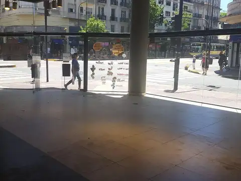 Excelente local en esquina sobre Avenida Rivadavia en VENTA.