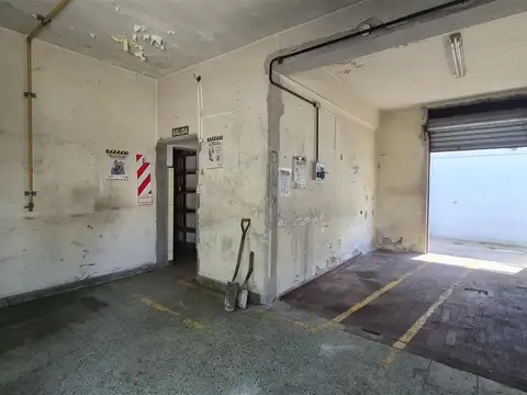 En venta Deposito o Taller 80m2 c/ ingreso vehicular, patio y terraza. Villa Martelli