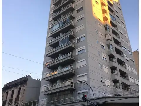 SE ALQUILA, 3 Amb. c/ cochera (ABASTO)