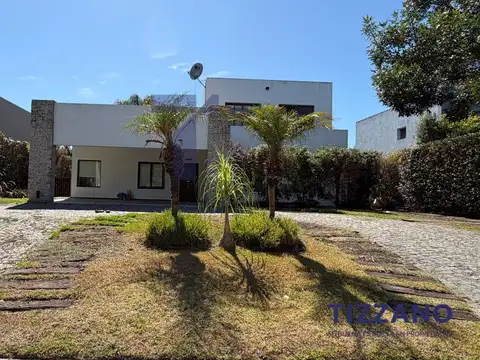 Casa 4 ambientes con 3 baños