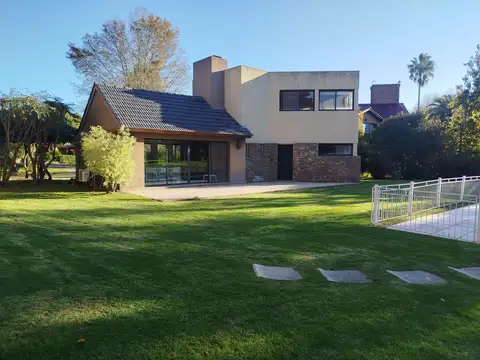 Opotunidad unica, Casa/Quincho en uno de los mejores y mas amplios lotes sobre Golf