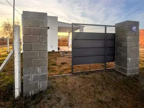 Quincho con galería semicubierta, ubicado en un amplio terreno en esquina.