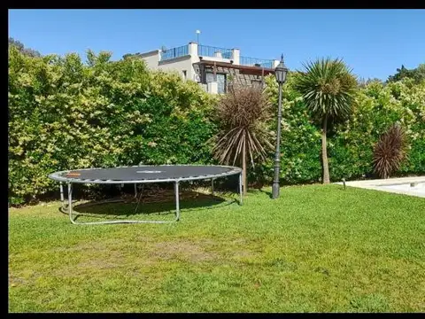 Casa 6 ambientes con 2 baños