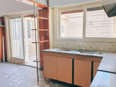 HAEDO - OPORTUNIDAD CASA 3 AMB. CON COCHERA + PATIO + TERRAZA - VENTA NO CONDICIONADA   