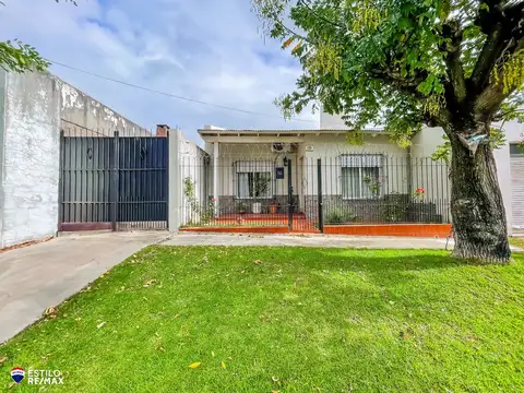 CASA EN VENTA 2 DORMITORIOS Y PATIO EN TOLOSA