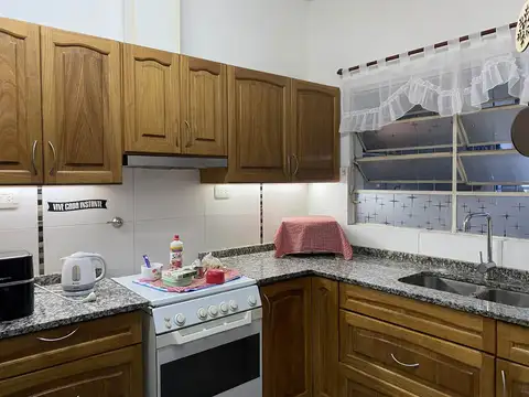 DEPARTAMENTO DE TRES AMBIENTES CON TERRAZA PROPIA