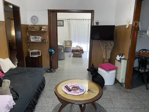 DEPARTAMENTO DE TRES AMBIENTES CON TERRAZA PROPIA