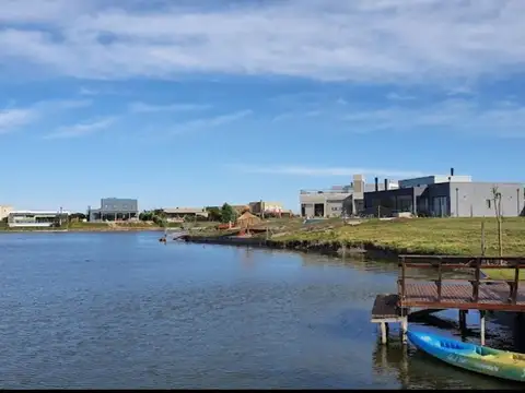 ESPECTACULAR LOTE en AREA 5 SOBRE LA LAGUNA!