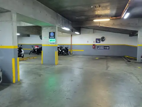 Cocheras, venta, a metros del Hospital Italiano