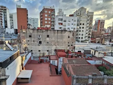 TRES AMBIENTES AL FRENTE CON BALCON LUMINOSO