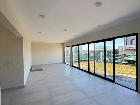 Casa 4 ambientes con 3 baños